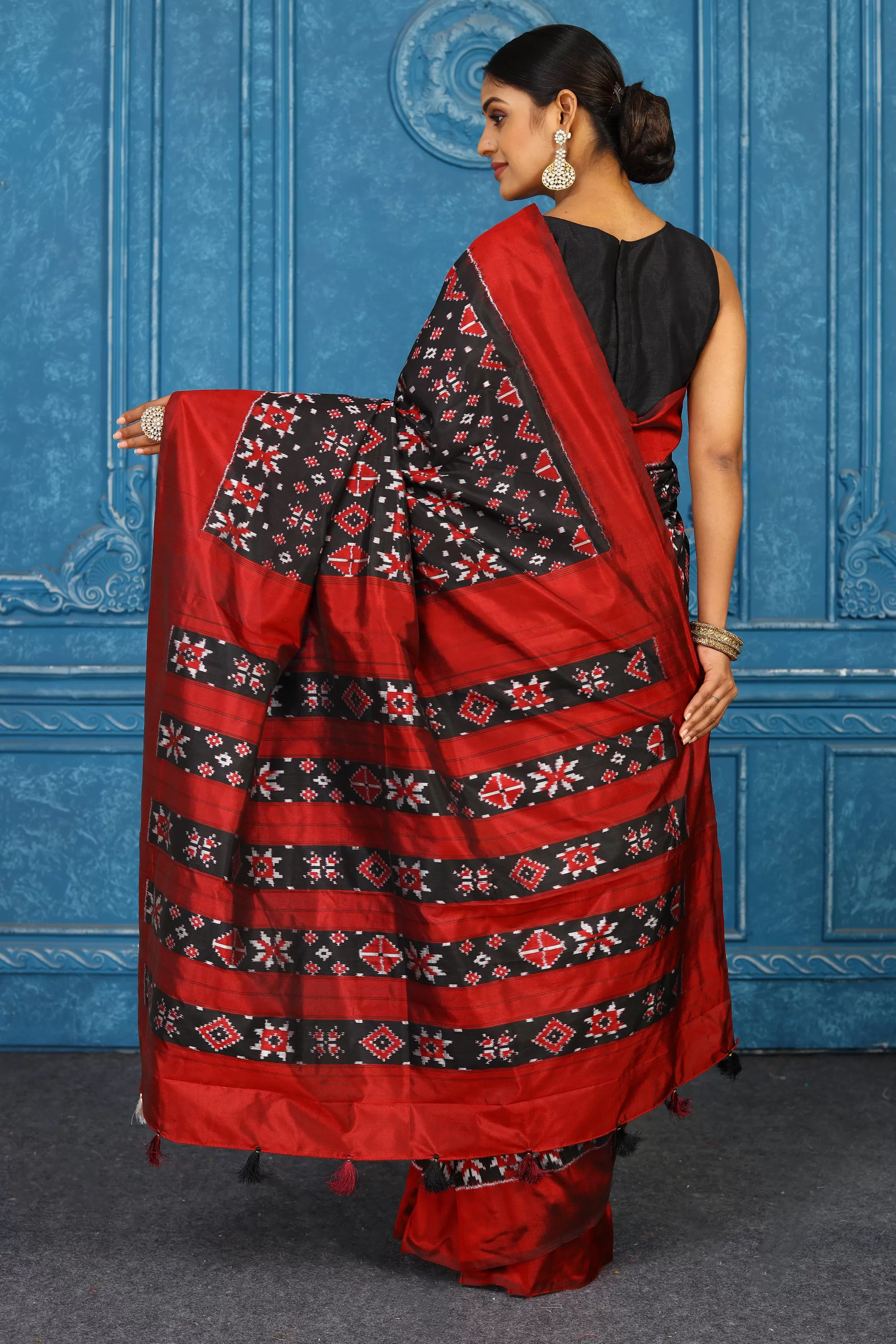 91A423 Black Pochampalli Ikkat Silk Saree With Red Border