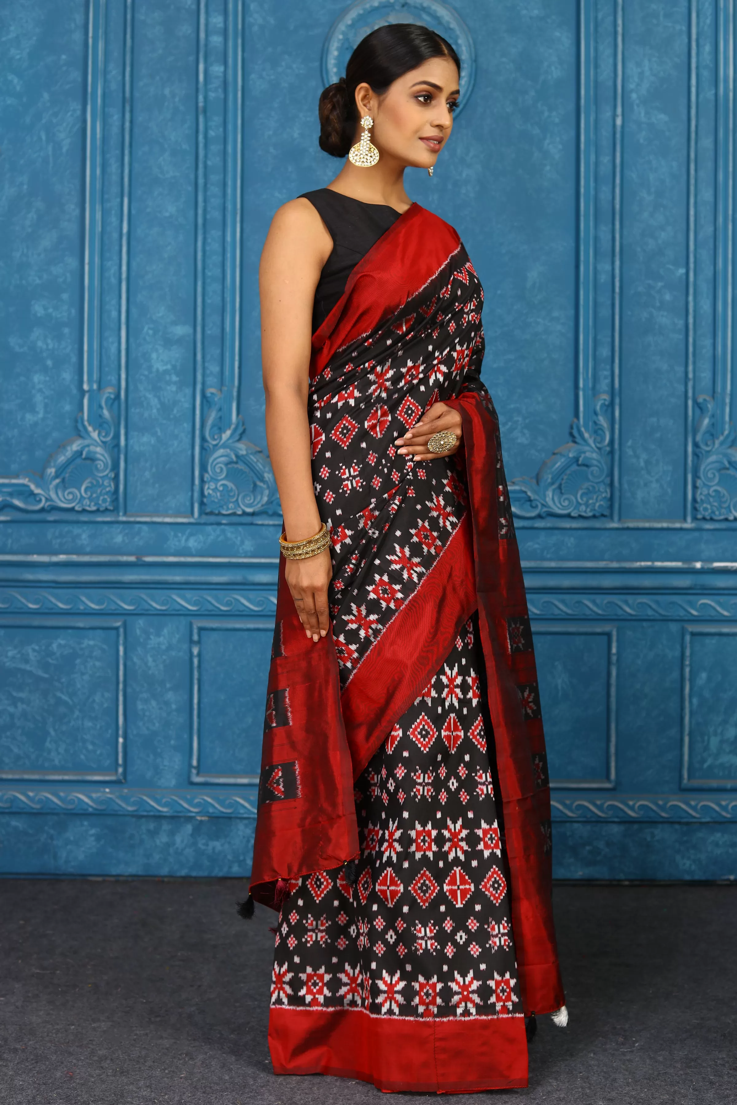 91A423 Black Pochampalli Ikkat Silk Saree With Red Border