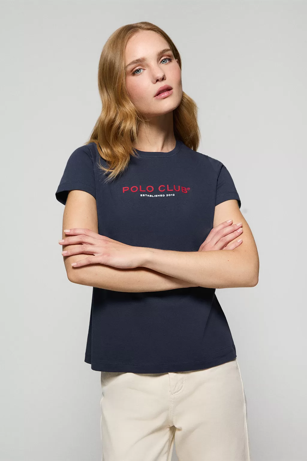 Camiseta para mujer de cuello redondo azul marino con logo engomado Minimal Title Polo Club