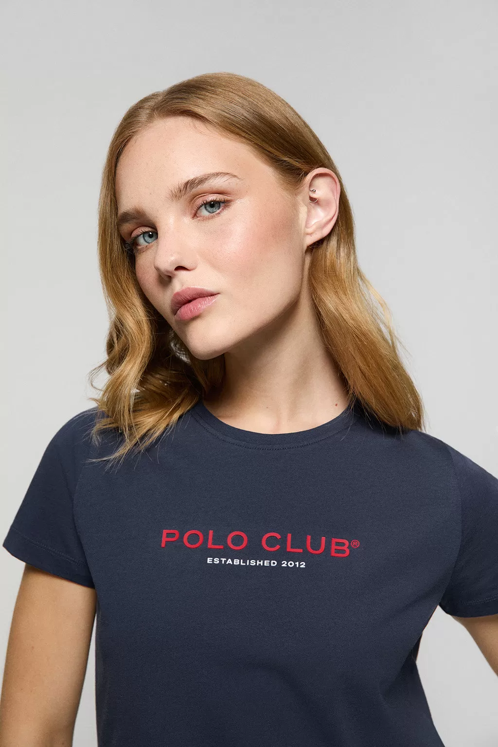 Camiseta para mujer de cuello redondo azul marino con logo engomado Minimal Title Polo Club