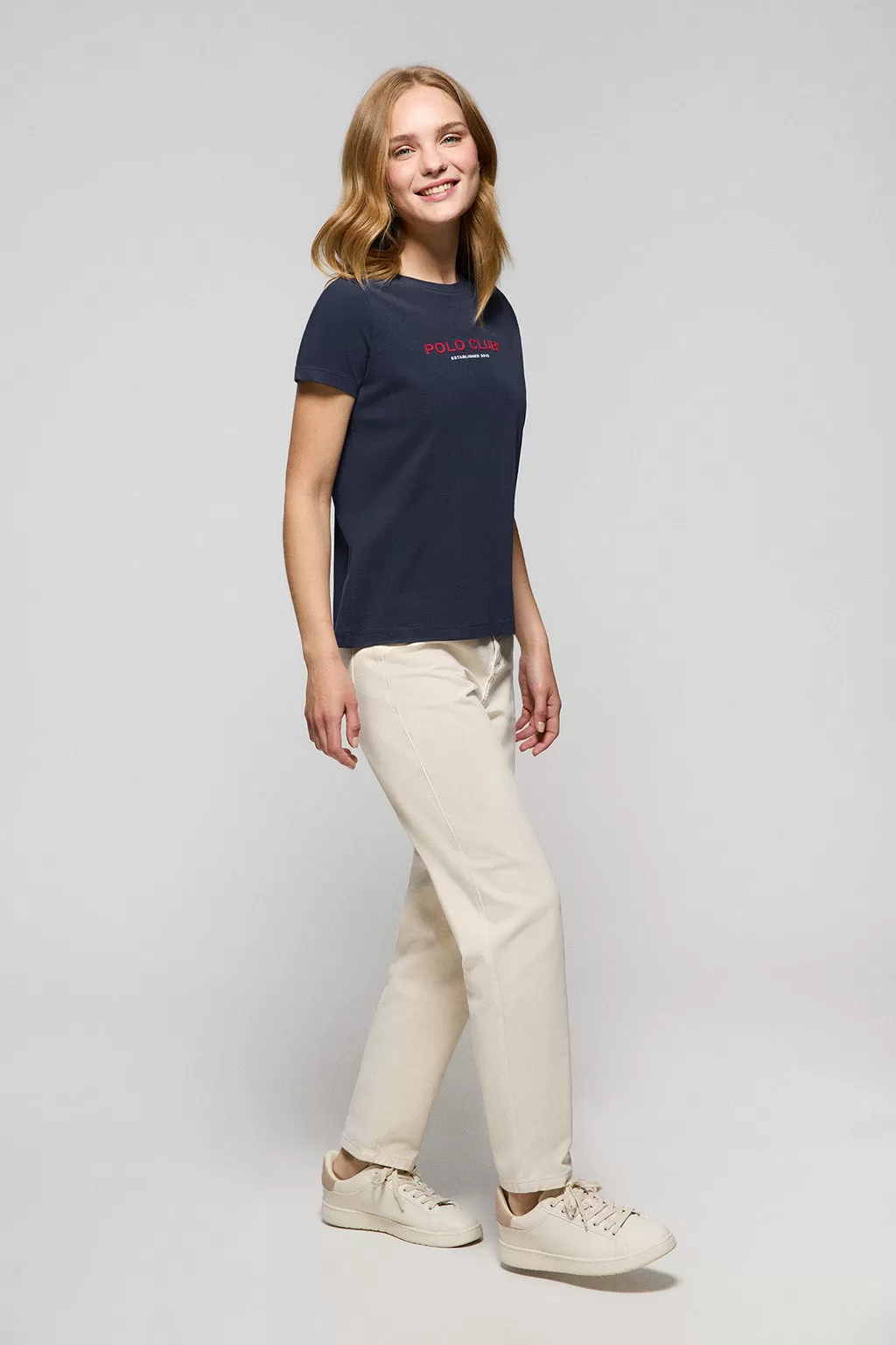 Camiseta para mujer de cuello redondo azul marino con logo engomado Minimal Title Polo Club