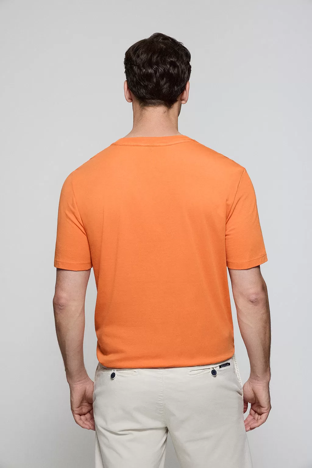 Camiseta Surfer loose fit naranja suave con logo minimal engomado Polo Club