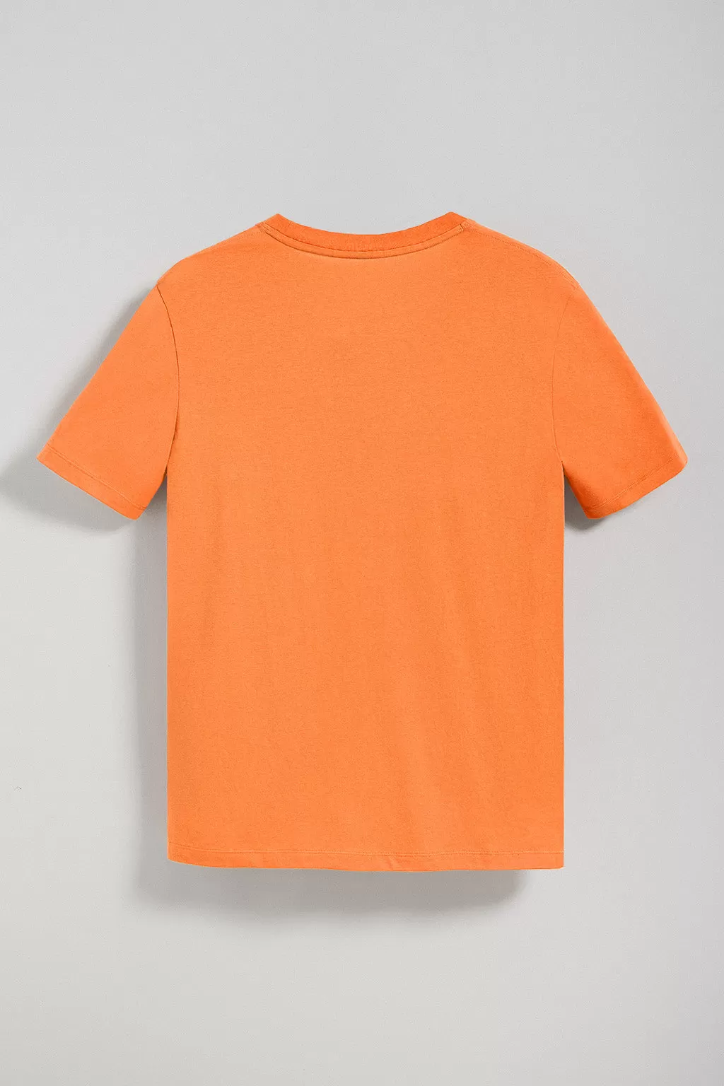 Camiseta Surfer loose fit naranja suave con logo minimal engomado Polo Club