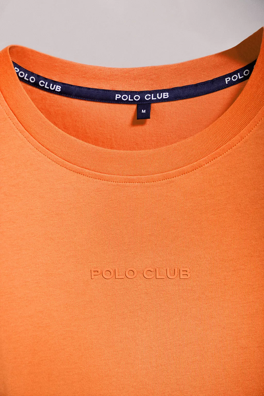 Camiseta Surfer loose fit naranja suave con logo minimal engomado Polo Club