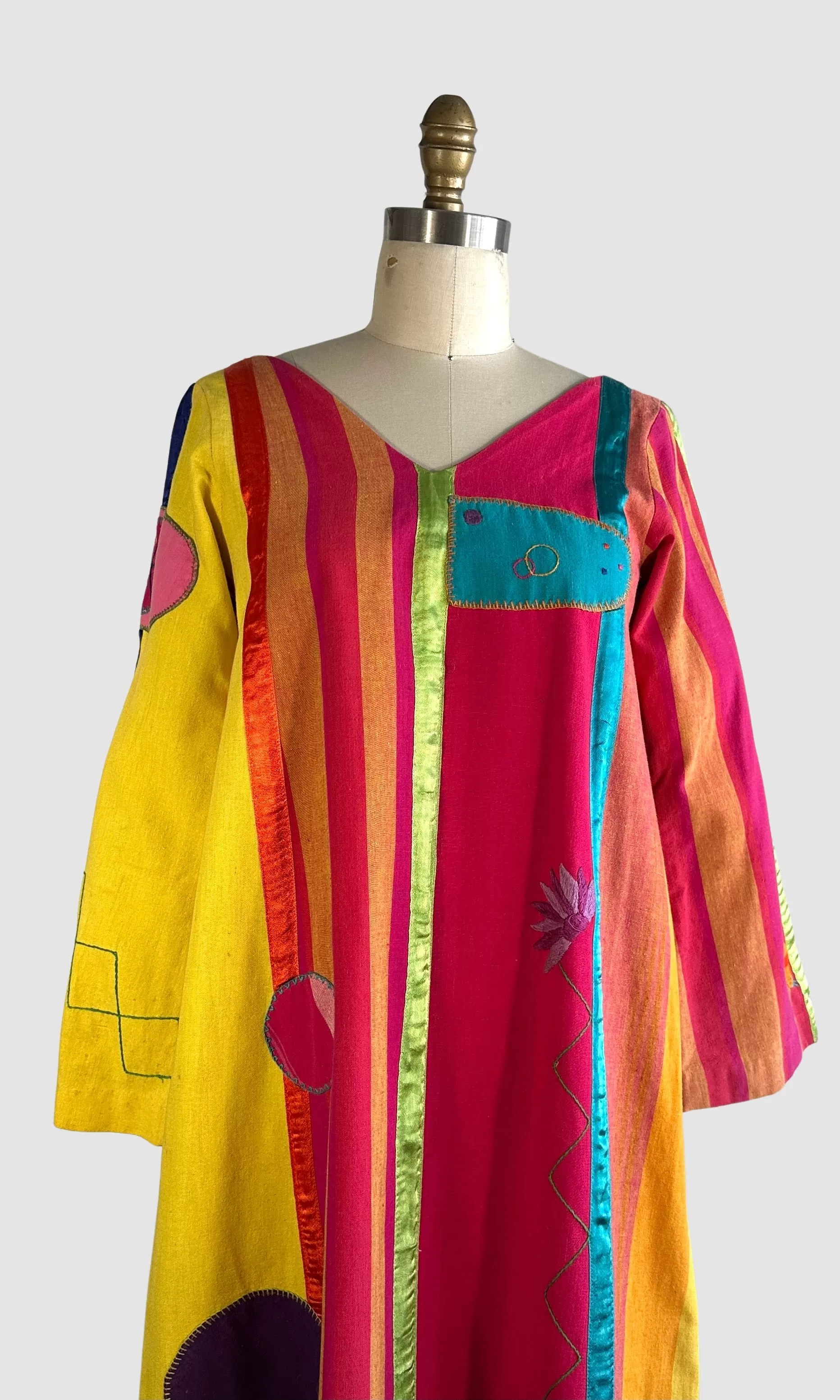 JOSEFA 70s Embroidered Mexican Kaftan  Small