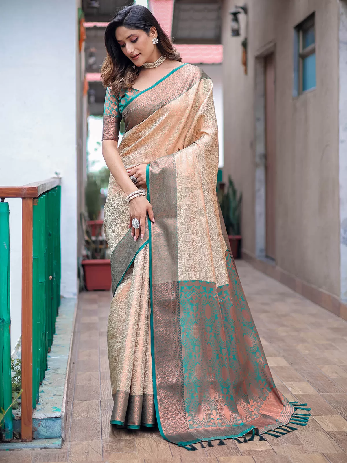 Odette Women Off White Silk Blend Woven Saree With Unstitched Blouse